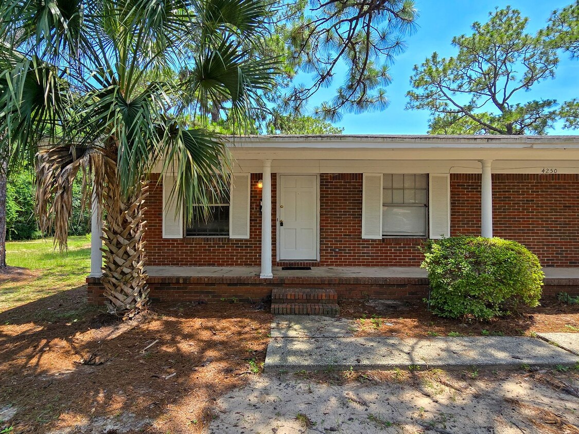 Primary Photo - 2 bedroom 1 bath available for rent ~ tras...