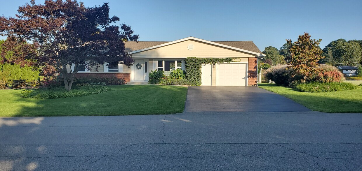 Primary Photo - 27 Aspen Rd