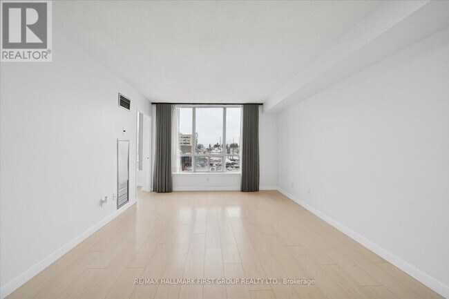 Photo du bâtiment - 711 Rossland Rd E