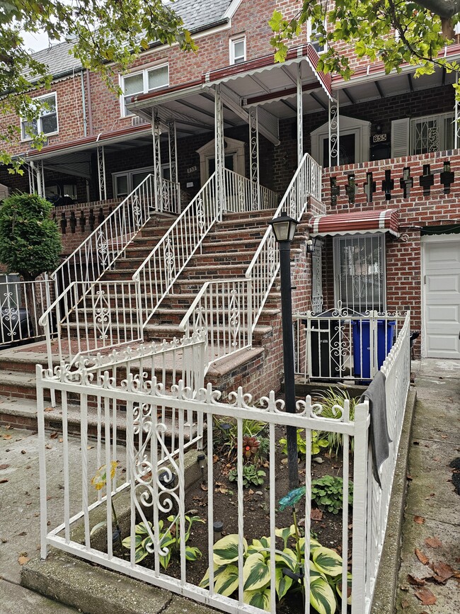 Building Photo - 855 E 55th St
