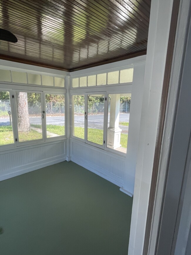 Enclosed front porch. Newly renovated. - 106 Water St
