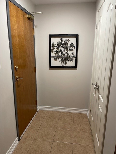 Foyer with double door closet - 4016 Kilmer Dr