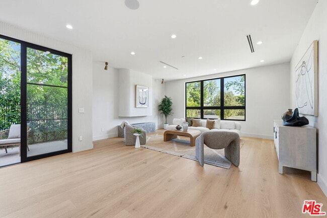 Foto del edificio - 16643 Addison St