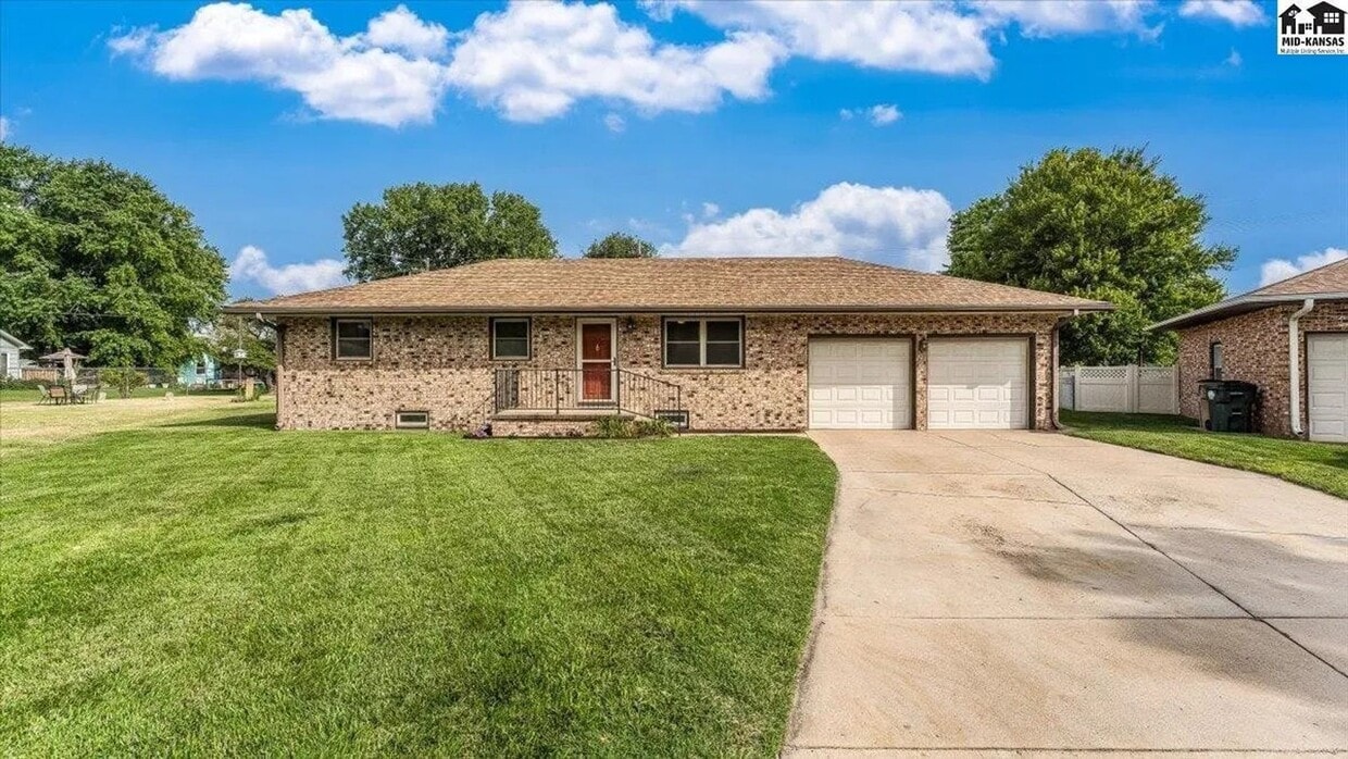 Primary Photo - 3 bedroom, 1.5 bath, 2 car garage - Great ...
