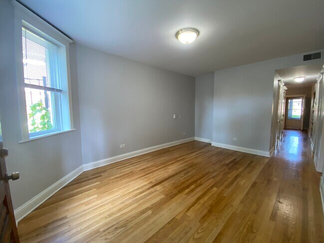 living room - 2726 W Wellington Ave