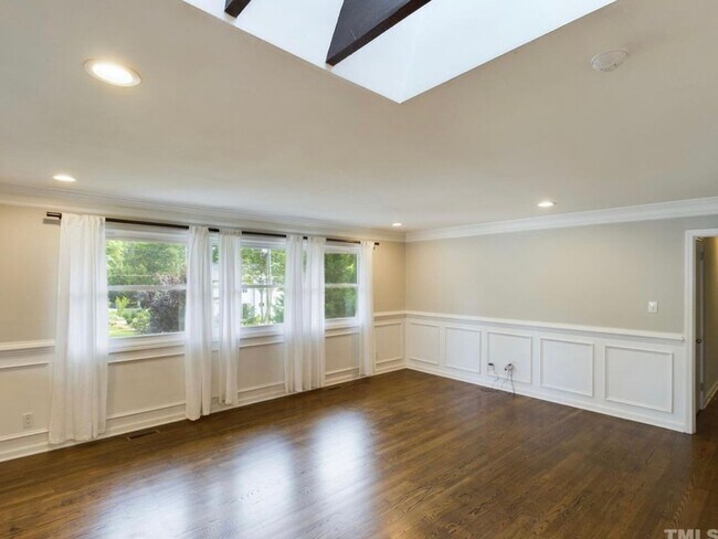 Foto del edificio - Beautifully Renovated 4 Bedroom 3 Full Bat...