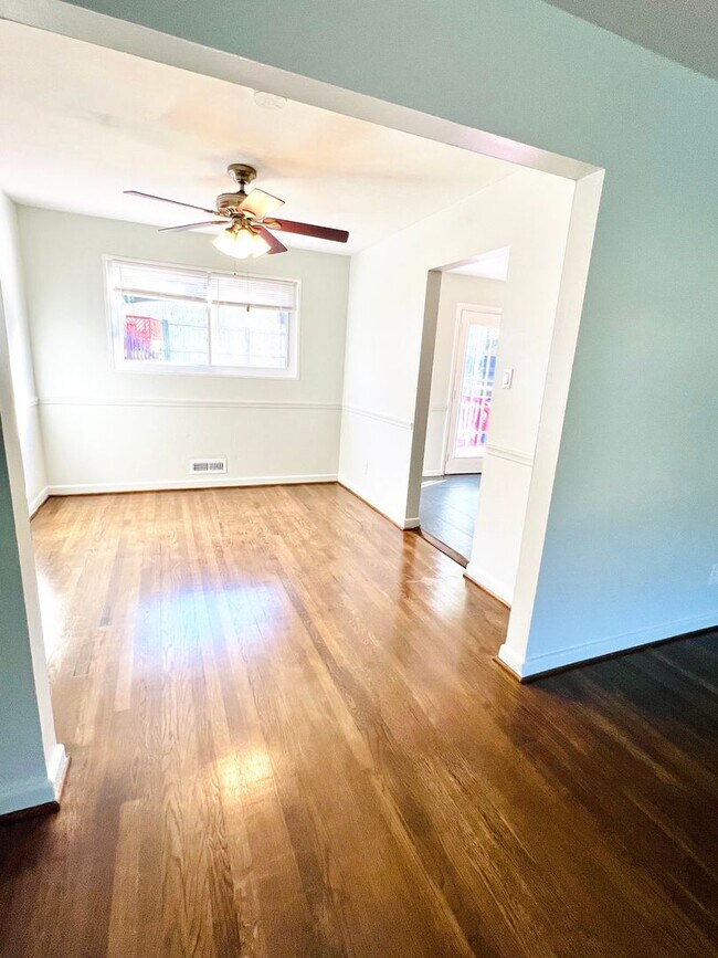 Building Photo - Beautiful 4 BR + den 2 FB home in corner lot!