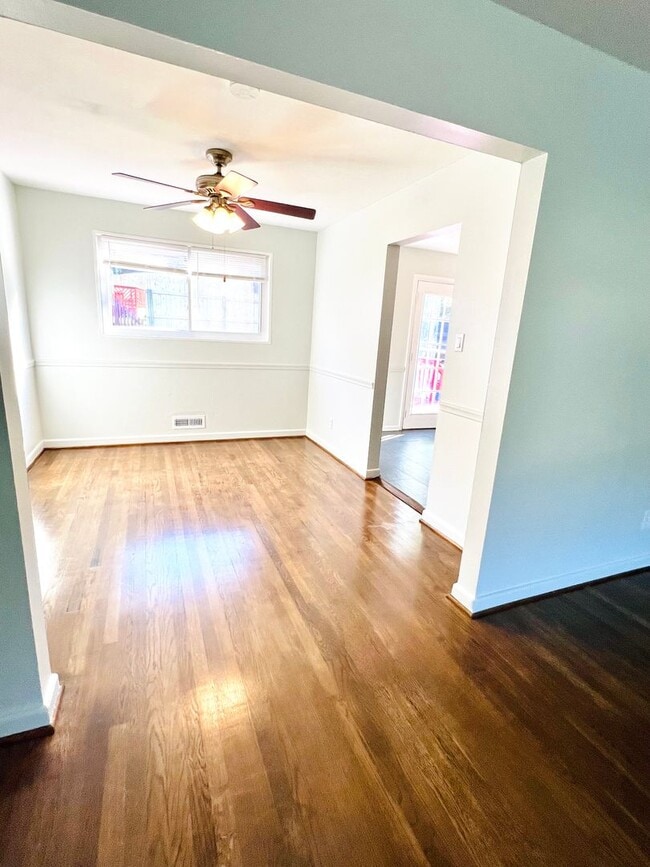 Foto del edificio - Beautiful 4 BR + den 2 FB home in corner lot!