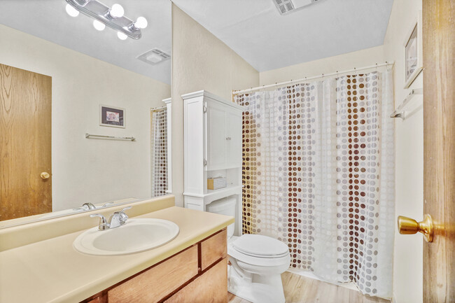 2nd bathroom tub/shower - 1000 Beck St