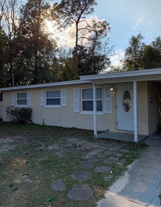 Foto del edificio - Spacious 4-Bedroom, 2-Bath Home with Fence...