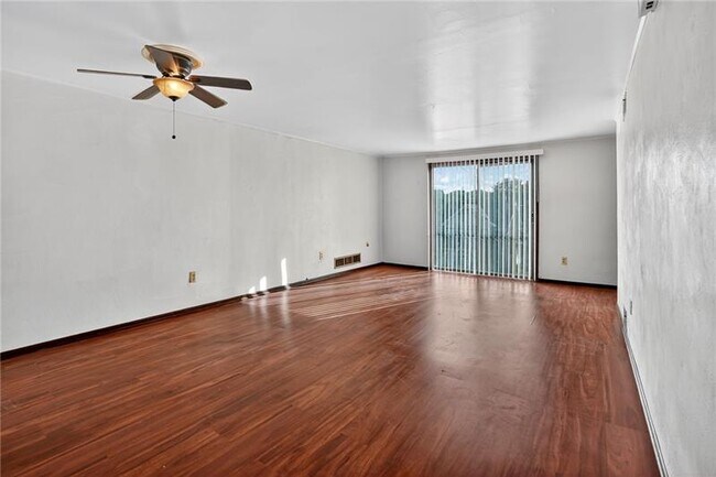 Foto del edificio - 4034 Murray Ave