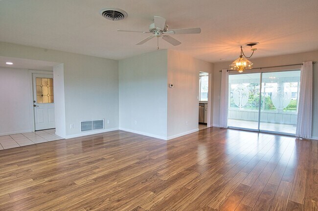 Foto del edificio - Annual Unfurnished 2 Bedroom 2 Bathroom Single Family Home in Venice Gardens with Water View!