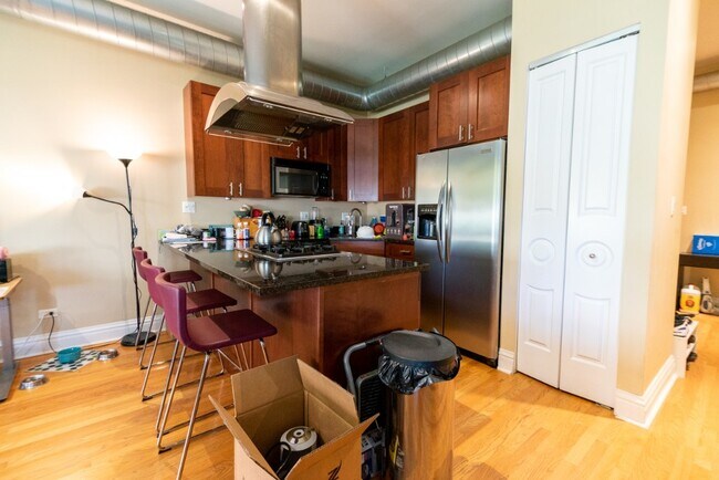Foto del edificio - 1107 W Lawrence - Oversized Loft 1 Bedroom...