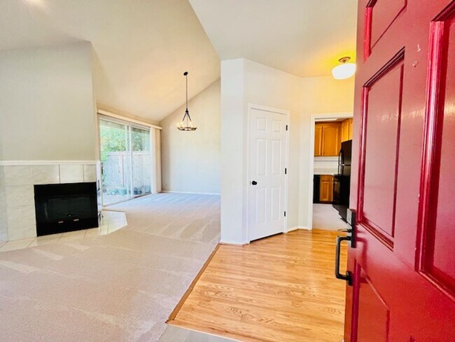 Foto del edificio - Charming 3BD/2BA Corner Unit Condo at Danville Oaks