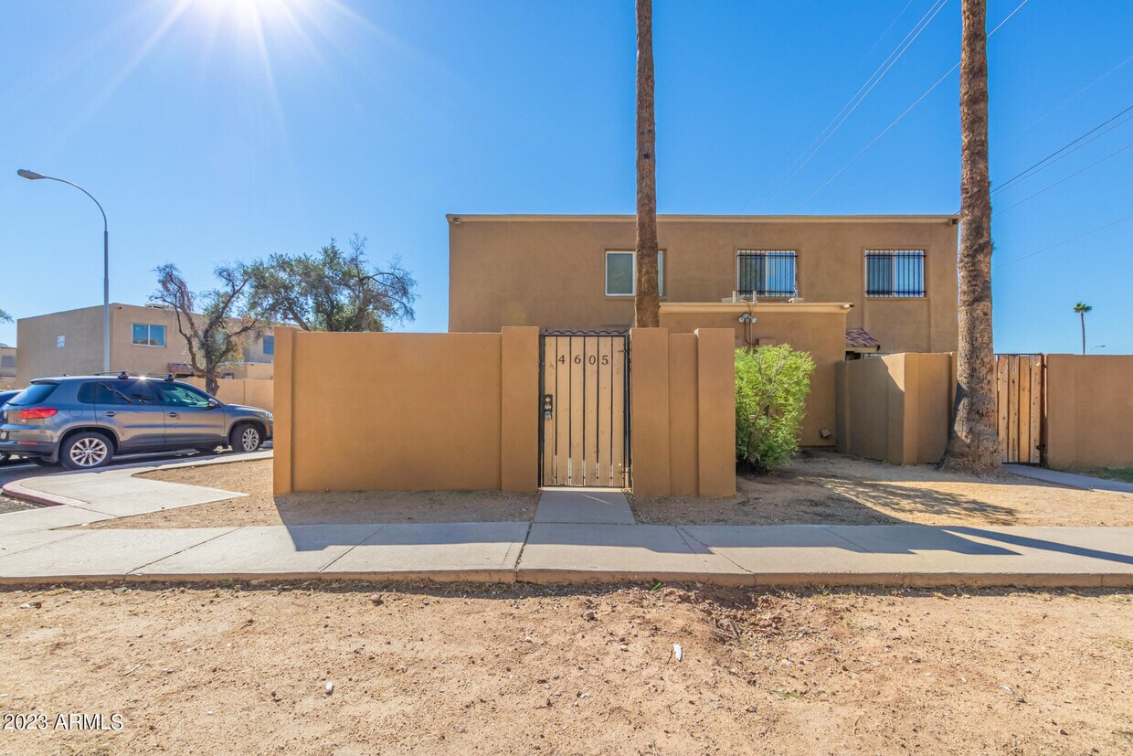 Primary Photo - 4605 E Jones Ave