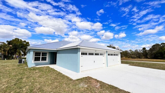 Foto del edificio - BEAUTIFUL 2BD/2BA duplex in the lovely Spr...