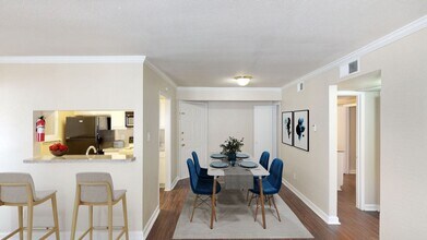 DINING ROOM SPACE W/OPEN BAR - 7979 Westheimer Apartments