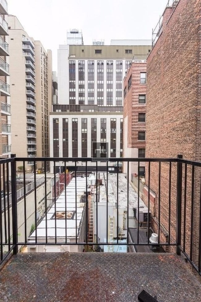 Foto del edificio - E 18TH ST.