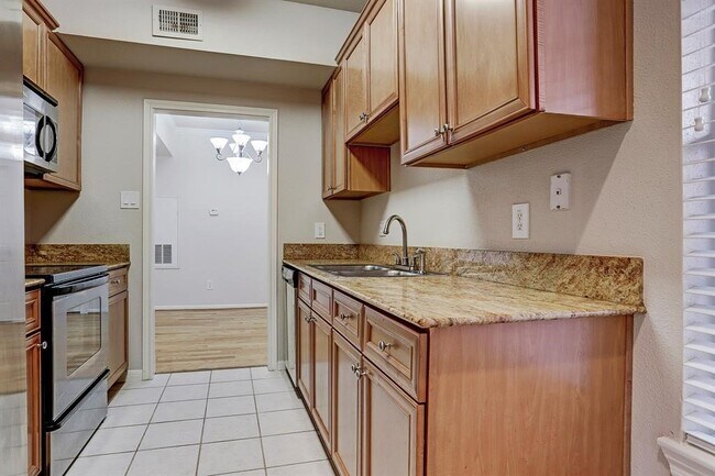 Building Photo - 2255 Braeswood Park Dr