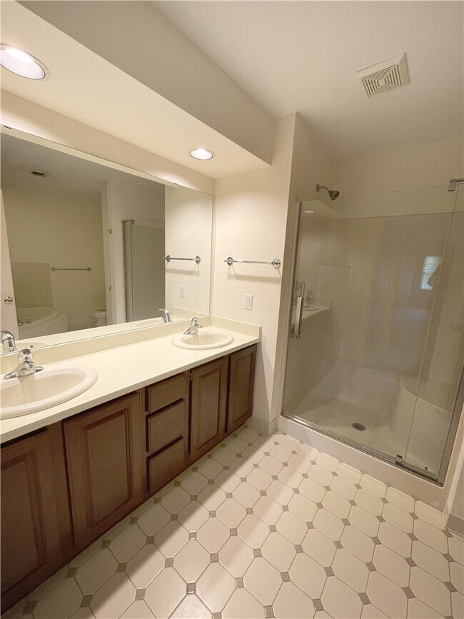 Foto del edificio - 245 Roseland Ln