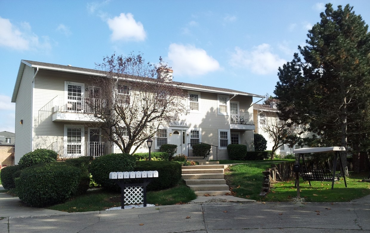 Sussex House Apartments - 4700 N Sussex Rd