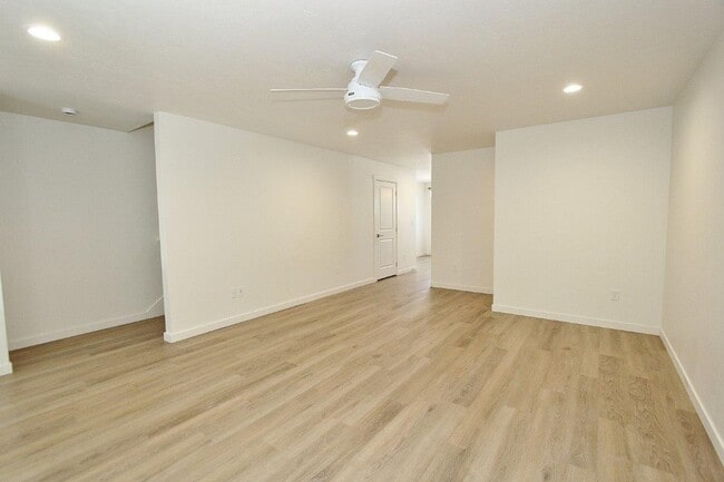 Building Photo - Immaculate Townhouse w/2-Car Garage