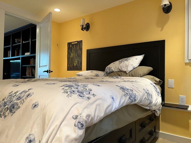 Foto del edificio - 4 Bedroom Single Family Home in Lake Samis...
