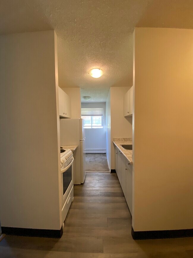 Photo du bâtiment - 1 Bedroom Lower-Level Suite in Bankview – Available Immediately
