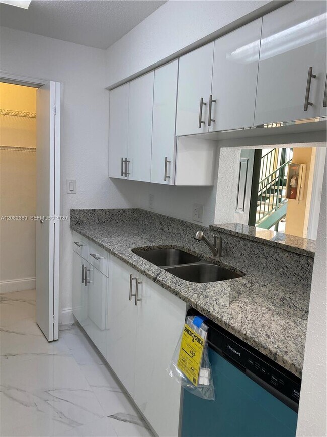 Foto del edificio - 733 Riverside Dr