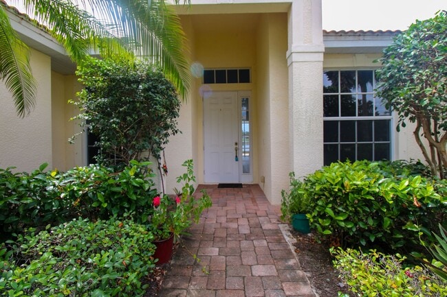 Foto del edificio - 3-Bed + Den Home With Lake Views & Pet-Friendly!