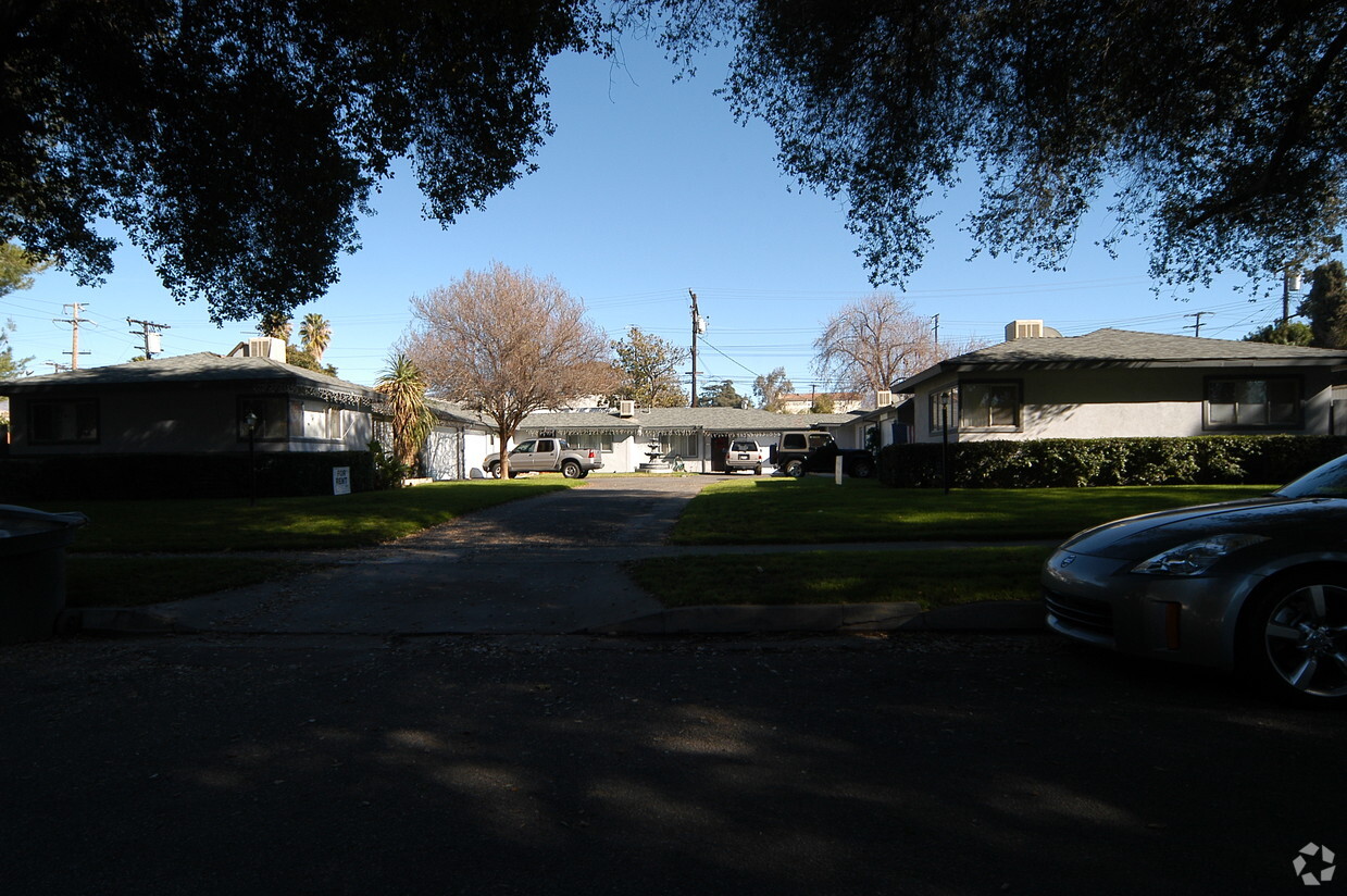 Primary Photo - 313-321 La Paloma St