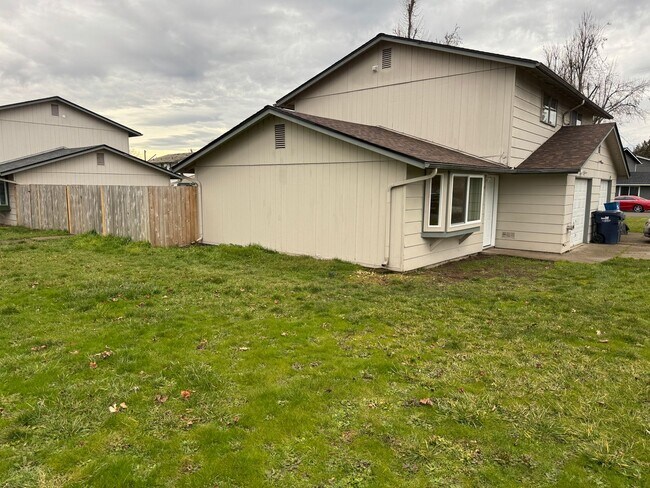 Foto del edificio - Beautifully updated 2 bedroom 1.5 bath duplex in Springfield!