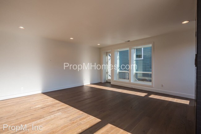 Foto del edificio - 3412 N Commercial Ave