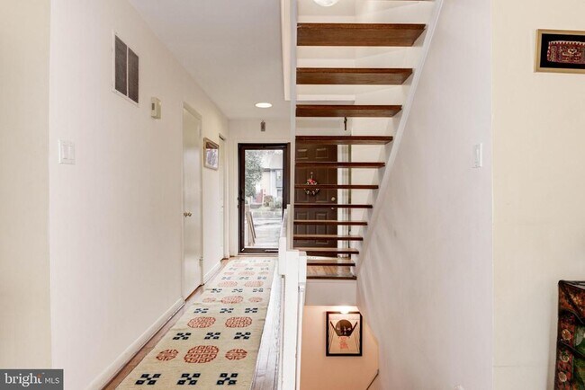 Building Photo - 2061 Golf Course Dr