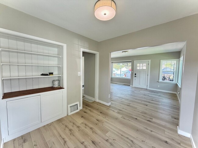 Building Photo - Avenues Home Available Now
