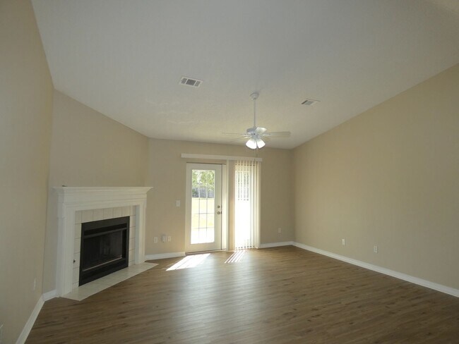 Foto del edificio - 3 Bed/2 Bath - Half Acre Lot
