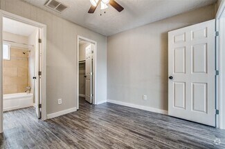 Building Photo - 4820 Oak Ave
