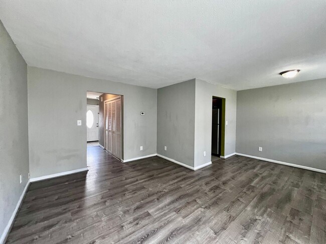 Foto del edificio - Beautiful Corner Lot Townhome in the heart...