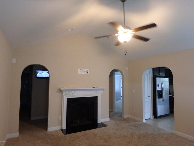 Building Photo - 728 Radiant Dr