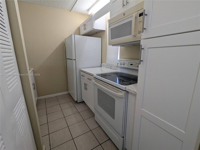 Building Photo - 10115 Twin Lakes Dr
