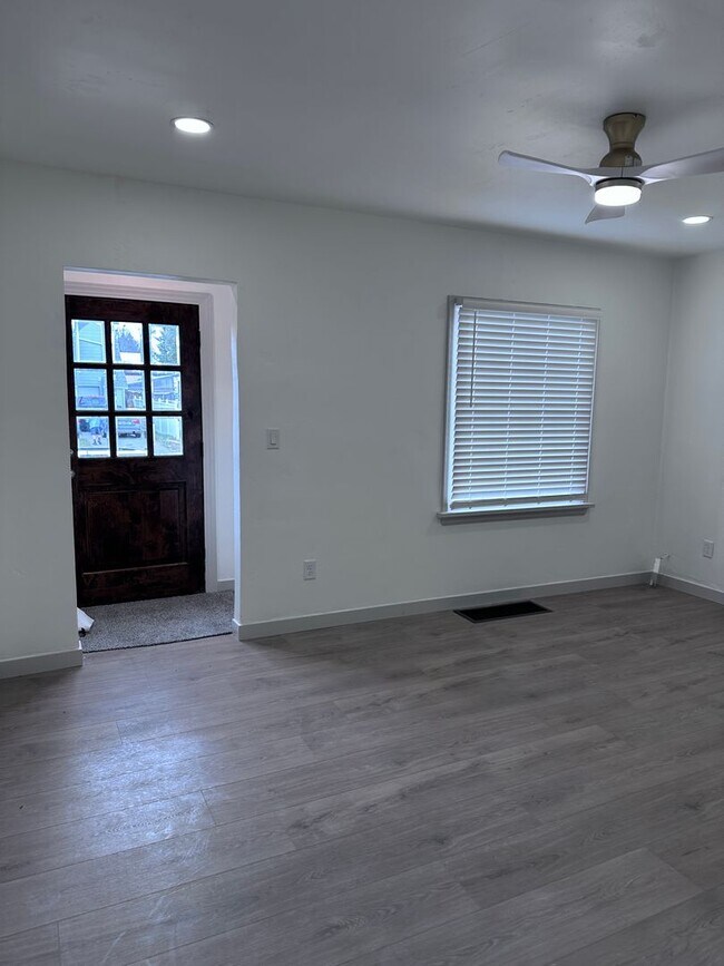 Foto del edificio - Charming Renovated 3BD/1BA Home with Garage | Idaho Falls