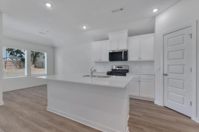 Foto del edificio - Spacious 3 Bed, 2 Bath Home with Open Layo...
