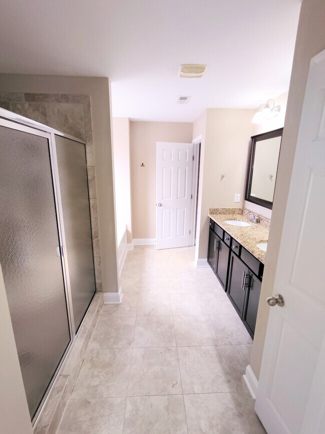 Foto del edificio - 5001 Laughing Brook Ln