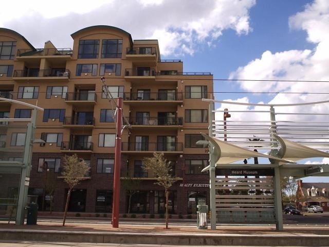 Building Photo - 17 W Vernon Ave