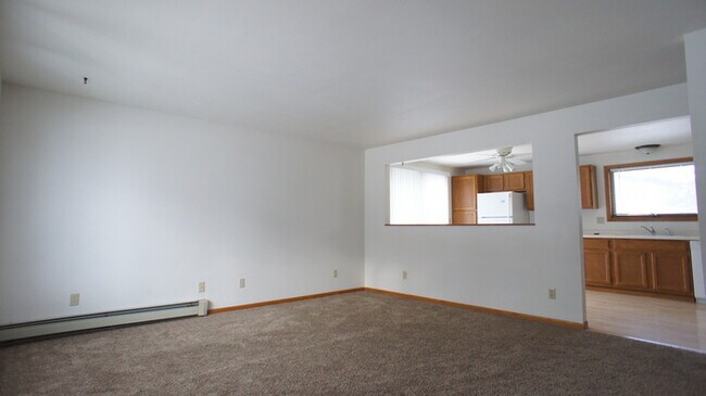 Building Photo - 2 Bedroom Pet Friendly Duplex Available Now!