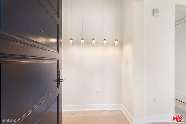 Foto del edificio - 3 br, 2.5 bath House - 5837 Village Dr Apt 4