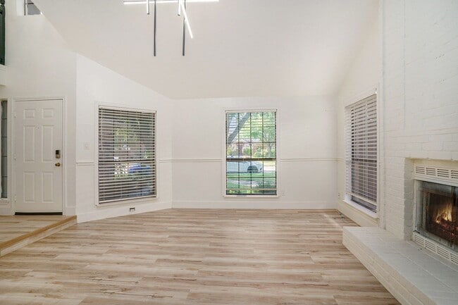 Foto del edificio - Charming 3 bedroom, 2 bath home with an open floor plan in a prime Grand Prairie location!