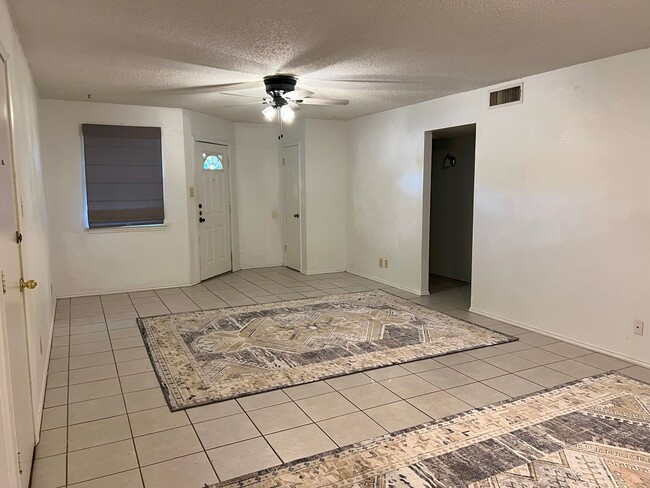 Building Photo - 306 Sun Flower Dr