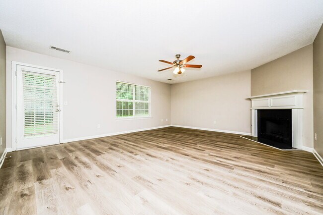 Foto del edificio - 62 Lake Crossing Ct