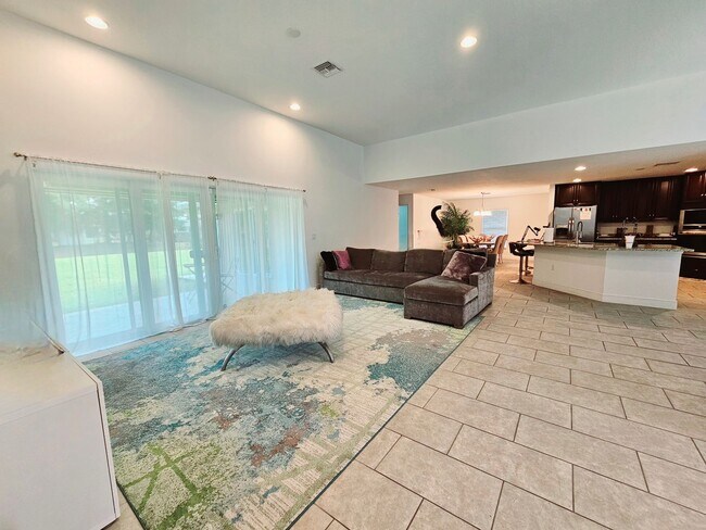Foto del edificio - WOW! Motivated and PRICED to RENT. Modern ...